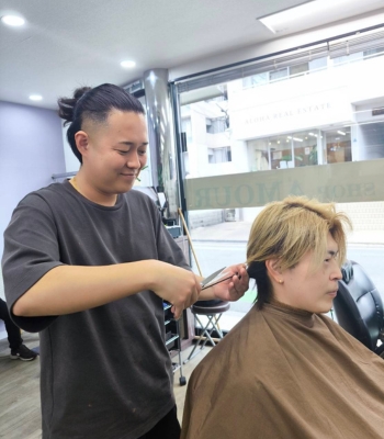 「少し緊張する」という方も、肩の力を抜いてお越しください。「BARBER SHOP AMOUR（バーバーショップ アムール）」